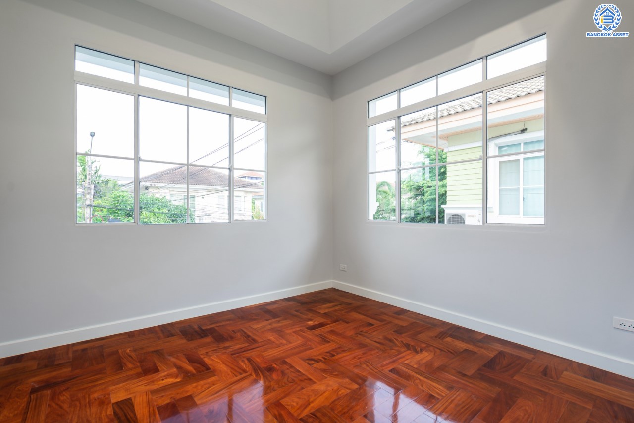 บ้านมือสองตกแต่งใหม่ ม.นันทวัน พระราม5 ตกแต่งหรูหรา หลังใหญ่กว่า 64 ตร.ว. ฟังก์ชันจัดเต็ม 3 ห้องนอน 3 ห้องน้ำ 1 ห้องอเนกประสงค์ จอดรถได้ 2 คัน พร้อม Living Room รองรับทุกความสุข ทำเลเดินทางสะดวก ใกล้ทางด่วน "กาญจนาภิเษก" และรถไฟฟ้าสายสีม่วง "สถานีบางรักใหญ่"